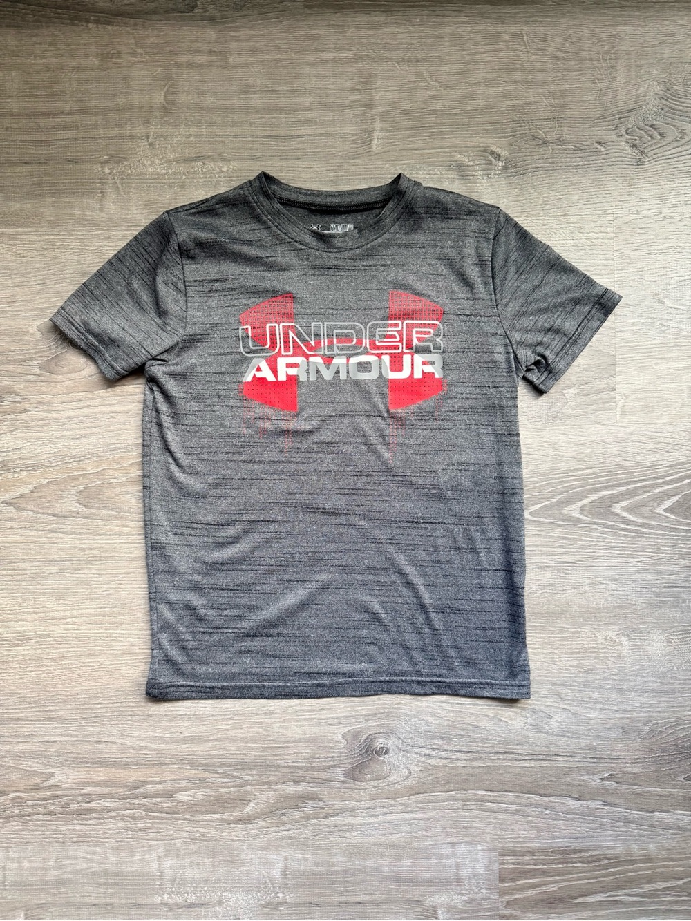 Under Armour Boys’ YM Gray Tee with Red Logo Athletic Shirt Loose Fit